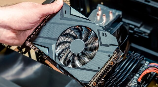 GeForce RTX 4080 zachwyca wydajnością, ale niepokoi bardzo dużym zużyciem prądu. Co na to klienci?